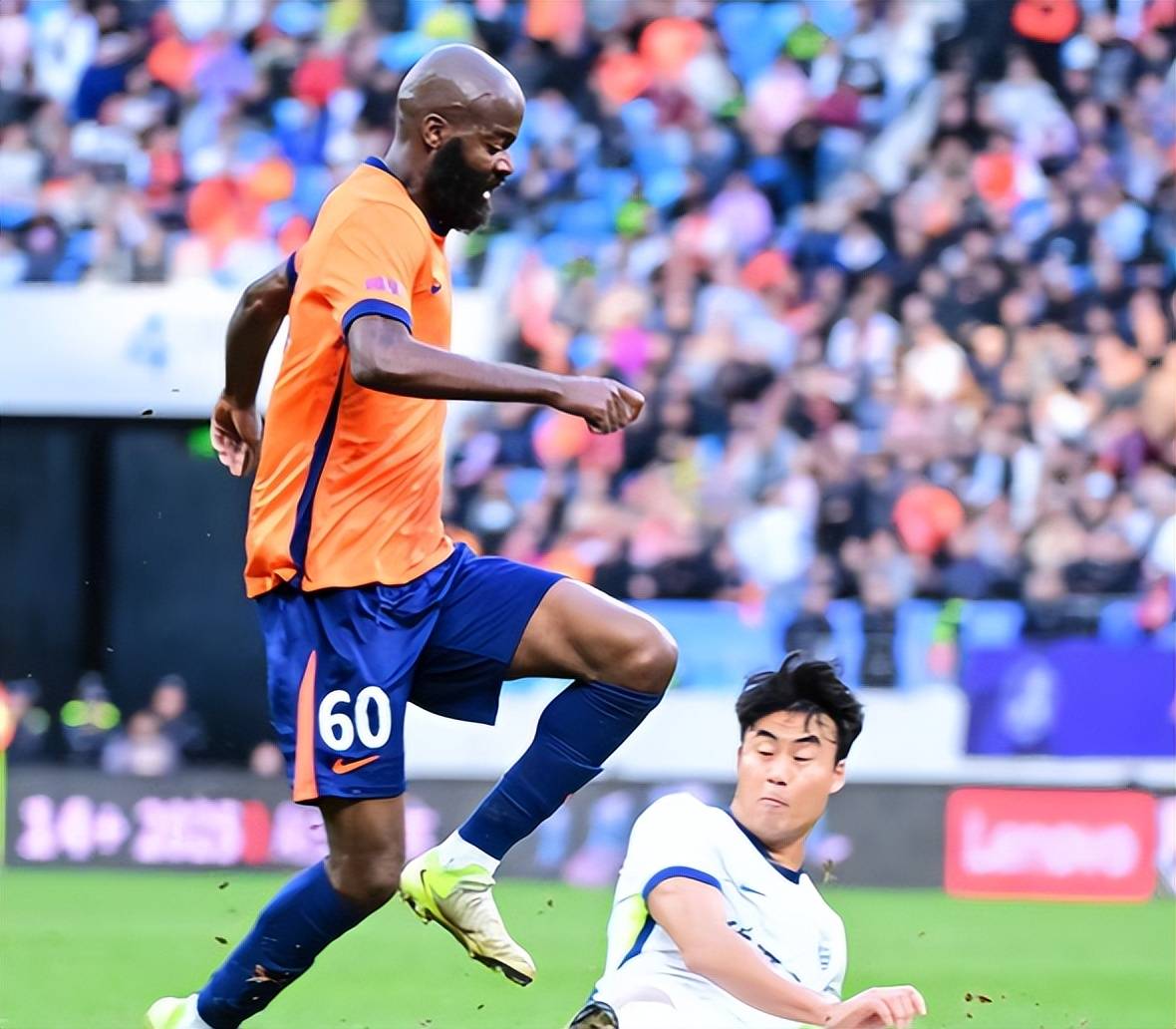 赛地聚焦——中超冲刺阶段热度飙升;多特蒙德篮板制胜;气氛紧张;训练强度明显提升 赛地聚焦——中超冲刺阶段热度飙升;多特蒙德篮板制胜;气氛紧张;训练强度明显提升