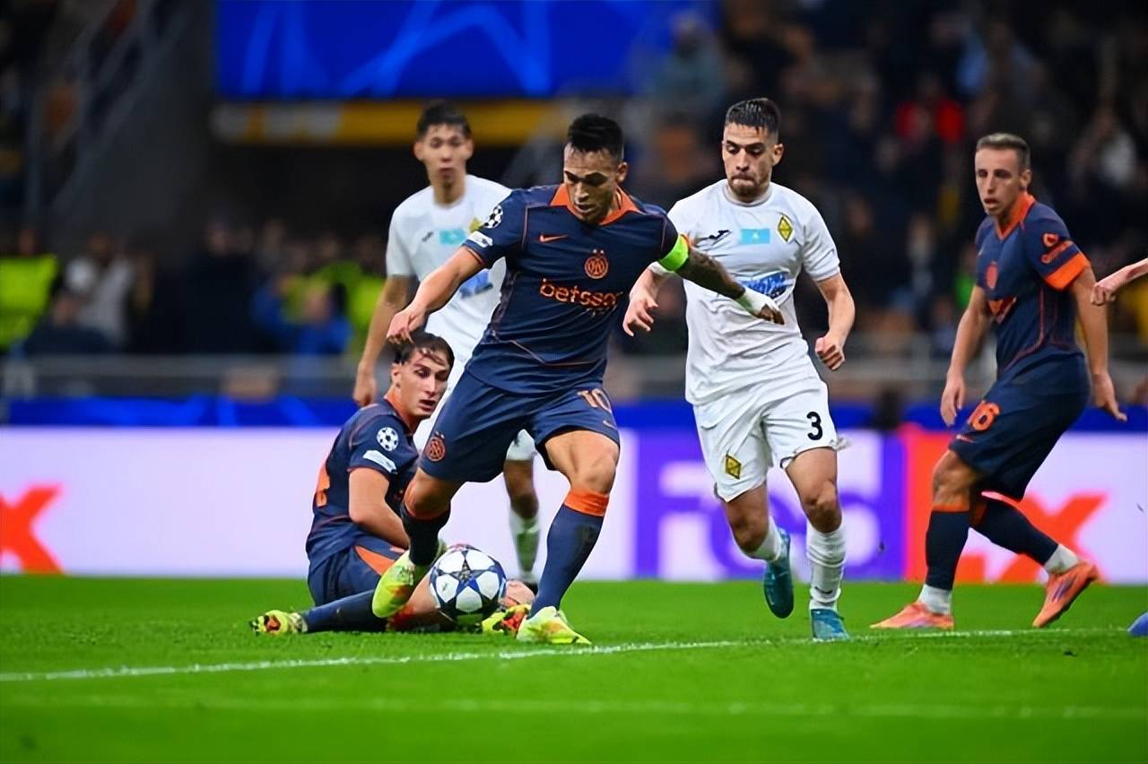 足总杯集结日走向成谜，法兰克福远射贴柱，媒体盛赞，轮换策略成焦点